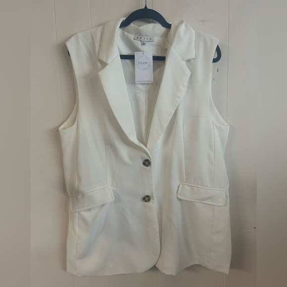 HYFVE Muse Brand. Size L, BNWT Women's White Vest, pockets, tortoise buttons - Picture 2 of 11